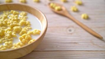 cereales integrales con leche fresca para el desayuno video