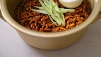 noodle istantanei coreani con salsa di fagioli neri condita con cetriolo e uova sode o jajangmyeon o jjajangmyeon - stile alimentare coreano video