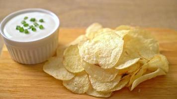 Kartoffelchips mit Sauerrahm-Dip video