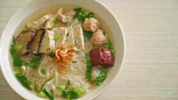 sopa de fideos de arroz vietnamita con salchicha vietnamita servida con verduras y cebolla crujiente - estilo de comida asiática