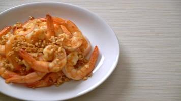 camarões fritos ou camarões com alho no prato branco - estilo frutos do mar