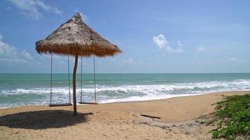 balançoire sur la plage avec l'océan mer et fond de ciel bleu video