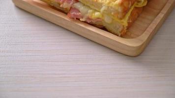 sandwich au fromage de bacon de jambon de toast français fait maison avec l'oeuf