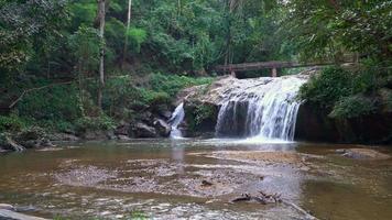 bella cascata di mae sa a chiang mai, in tailandia video