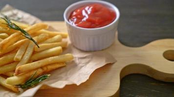 frites ou chips de pommes de terre avec crème sure et ketchup video