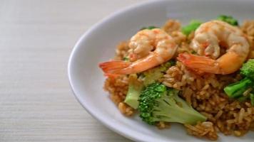 arroz frito com brócolis e camarão - comida caseira