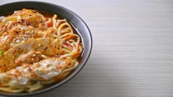 macarrão ramen com gyoza ou bolinhos de porco - comida asiática video