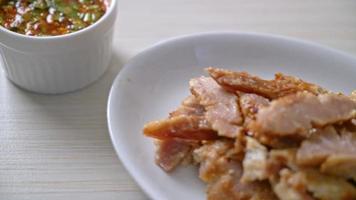 pescoço de porco grelhado ou pescoço de porco cozido no carvão com molho picante tailandês
