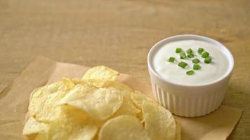 potato chips with sour cream dipping sauce video
