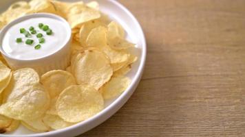 Aardappelchips met zure room dipsaus video