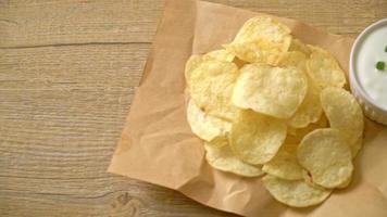 Kartoffelchips mit Sauerrahm-Dip video