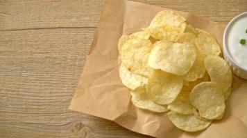 Aardappelchips met zure room dipsaus video