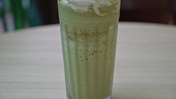 matcha chá verde latte misturado com chantilly e feijão vermelho video