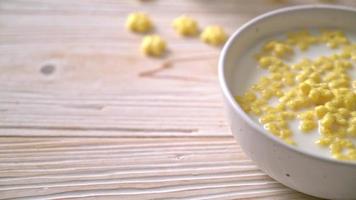 céréales complètes avec du lait frais pour le petit déjeuner video