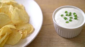 Kartoffelchips mit Sauerrahm-Dip video