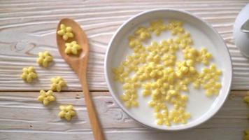 cereales integrales con leche fresca para el desayuno video