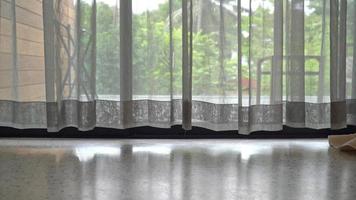 cortina com janela de vidro e luz solar