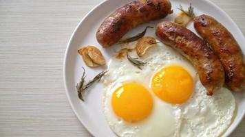 ovo frito duplo caseiro com linguiça de porco frita - no café da manhã