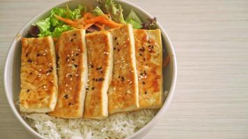 tigela de arroz teriyaki tofu - estilo de comida vegana e vegetariana