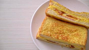 Sándwich de tostadas francesas caseras jamón tocino queso con huevo video