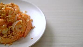 crevettes ou crevettes frites à l'ail sur une assiette blanche - style fruits de mer video