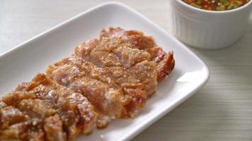 Gegrillter Schweinenacken oder auf Holzkohle gekochter Schweinenacken mit thailändischer scharfer Dipsauce