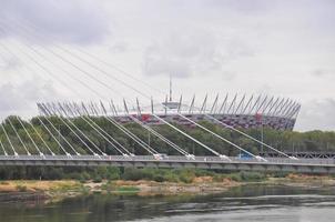 puente sobre el río vistula wisla en varsovia foto