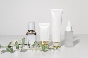 botella de crema hidratante sobre estudio de fondo de hoja, embalaje y concepto de belleza para el cuidado de la piel foto