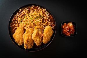 fideos instantáneos coreanos con pollo frito o ramyeon de pollo frito