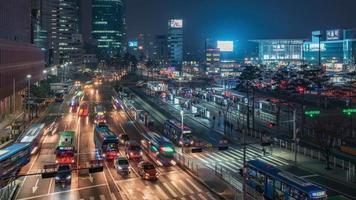 Secuencia de lapso de tiempo de 4k de seúl, corea - el barrio de la estación de seúl en la noche video