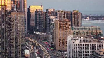 sequência de timelapse 4k de toronto, canadá - a via expressa gardiner ao pôr do sol video