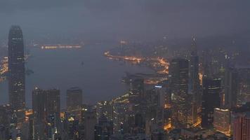 séquence timelapse 4k de hong kong, chine - lever du soleil de la ville vu de la colline du centre-ville video