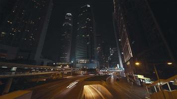 Séquence vidéo 4k de hong kong, chine - pistes de voitures filmées au centre-ville la nuit