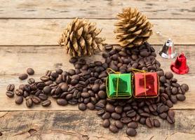 granos de café y caja de regalo sobre fondo de madera foto