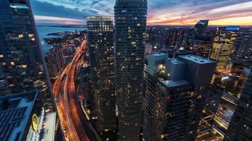 4K-Zeitraffer-Sequenz von Toronto, Kanada - die Gardiner-Schnellstraße von Tag zu Nacht, von der Spitze eines Wolkenkratzers aus gesehen video