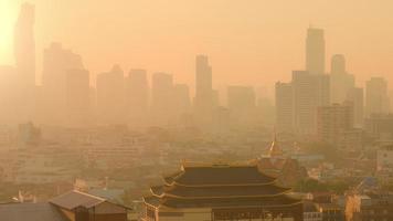 nascer do sol na cidade de bangkok no rio chao phraya, tailândia tirar foto de yaowarach chinatown. video