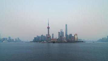 Sequência de timelapse 4k de xangai, china - skyline de xangai do dia para a noite como visto do bund video
