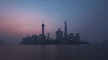 séquence timelapse 4k de shanghai, chine - lever de soleil sur les toits de shanghai vu du bund video