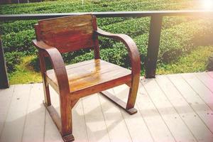 al aire libre con una vieja silla de madera en el suelo foto