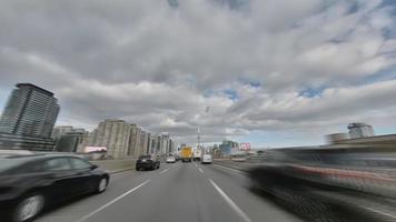 Séquence hyperlapse 4k de toronto, canada - drivelapse filmé sur l'autoroute gardiner expressway pendant la journée video