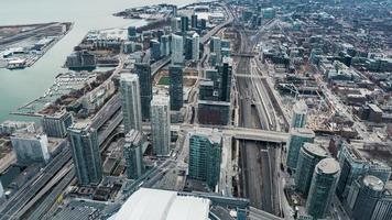 Secuencia de lapso de tiempo de 4k de toronto, canadá - cityplace durante el día visto desde la parte superior de la torre cn video