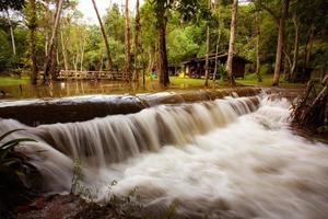 cascada de pha tad en el parque nacional en la provincia de kanchanaburi, tailandia