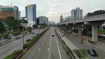 timelapse kendaraan di jalan gatott subroto jakarta selatan, indonésie 1er mars 2022. video