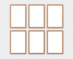 conjunto de 6 maquetas de marcos de madera verticales con un borde colgado en la pared. base vacía para imagen o texto. representación 3d foto