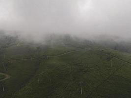vista aérea de la plantación de té de niebla brumosa en indonesia foto