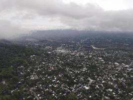 vista aérea de la pequeña ciudad de wonogiri, indonesia. foto