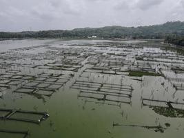 vista aérea del estanque de peces flotante tradicional en un pantano en indonesia foto