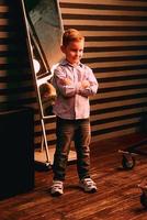 retrato de un niño lindo y elegante en un estudio fotográfico foto