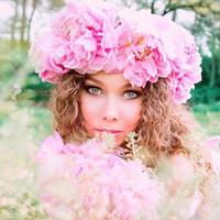 hermosa mujer caucásica con una corona de peonías rosas en la cabeza. primavera, flor, concepto de hadas foto