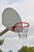 canasta utilizada en parques infantiles para el deporte del juego de baloncesto foto
